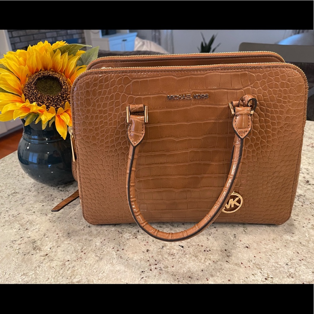 MK chestnut crocodile embossed tote🐊🤎